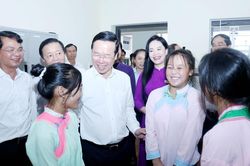 Chủ tịch nước Võ Văn Thưởng thăm, tặng quà học sinh Trường THPT Dân tộc nội trú tỉnh Lào Cai