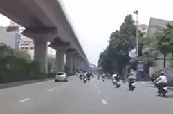 Ngao ngán cảnh nhóm học sinh đầu trần, đánh võng, phóng ầm ầm trên đường lớn