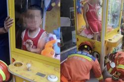 Cậu bé 5 tuổi ở Trung Quốc bị mắc kẹt trong máy gắp thú