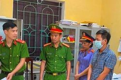 Cán bộ xã tham ô tiền trợ cấp thờ cúng liệt sĩ