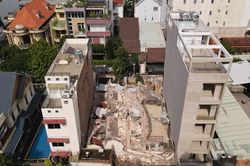 Cứu 7 người trong vụ sập nhà 4 tầng ở TP.HCM