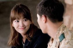 Song Joong Ki công khai bảo vệ vợ mới, nhìn sang Song Hye Kyo mà chạnh lòng