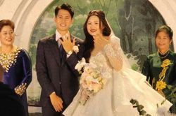 Đình Trọng hạnh phúc đeo nhẫn cưới cho vợ trước sự chứng kiến của con trai đầu lòng