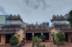 Giữ mái đình giữa phố