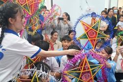 Mang Trung thu đến với các em nhỏ khó khăn