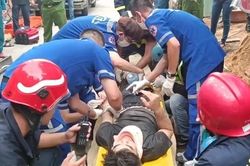 Cảnh sát cứu 2 người bị vùi lấp trong căn nhà 4 tầng đổ sập