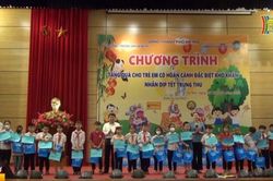 Sóc Sơn trao quà cho trẻ em có hoàn cảnh khó khăn