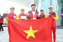 Trưởng đoàn thể thao Việt Nam thưởng nóng đội tuyển rowing