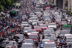 Chính phủ đốc thúc các đô thị lớn hạn chế xe cá nhân