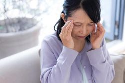 Đau đầu do thay đổi thời tiết: Biểu hiện, điều trị và ngăn ngừa ra sao?