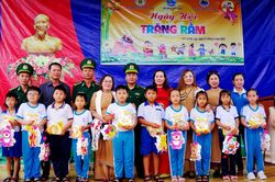 Mang Trung thu đến với học sinh biên giới