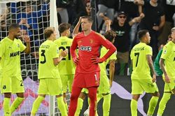 Juventus và Milan đua Scudetto kiểu gì thế này?