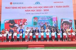 100% học sinh lớp 1 trên toàn quốc được nhận mũ bảo hiểm đạt chuẩn
