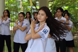 Hàng trăm tân học sinh 'cháy' cùng điệu nhảy flashmob