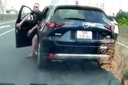 Đi vào làn khẩn cấp, tài xế còn hùng hổ xuống xe gây sự