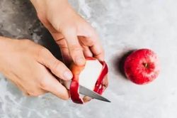 Nên ăn táo cả vỏ hay bỏ vỏ?