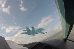 Cường kích ném bom Su-34 Nga tấn công sở chỉ huy và xe bọc thép Ukraine