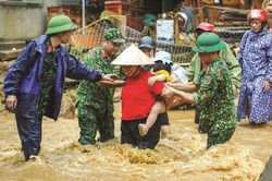 Tác nghiệp giữa tâm lũ
