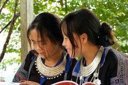 Nhóm bạn trẻ bán hoa gây quỹ, mang thư viện sách đến với học sinh vùng cao