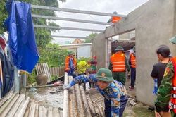 Mưa lớn và dông lốc làm nhiều ngôi nhà bị tốc mái ở Thừa Thiên-Huế