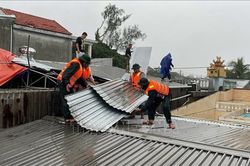 Dông lốc tại Thừa Thiên - Huế làm nhiều ngôi nhà bị tốc mái