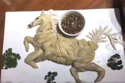 Đỉnh cao chặt thịt gà xếp nguyên con khiến dân mạng tròn mắt
