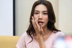 Thùy Tiên livestream cầu xin khán giả đừng 'suy diễn', chuyện gì đây?