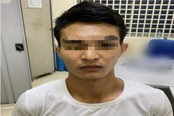 Dùng kéo khống chế, cướp điện thoại trước cửa nhà giữa Thủ đô