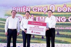 Phó Chủ tịch Thường trực Quốc hội Trần Thanh Mẫn dự Chương trình 'Phiên chợ 0 đồng' cho trẻ em vùng cao tại Yên Bái