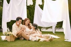 Trường Giang - Nhã Phương tung bộ ảnh gia đình kỉ niệm 5 năm ngày cưới