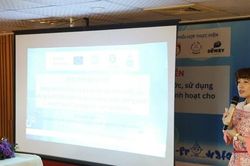 Học sinh học cách sử dụng nước tiết kiệm