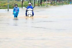 Mưa trắng trời, nhiều tuyến đường ở Huế ngập cục bộ