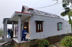 Lốc xoáy cuốn bay hàng chục mái nhà ở Thừa Thiên Huế