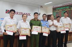 AgriBank Tiền Giang thưởng 6 cá nhân đã bảo vệ tài sản ngân hàng trong vụ cướp