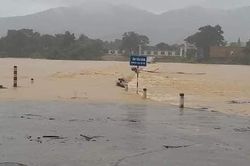Hà Tĩnh mưa lớn ngập đường, hàng ngàn học sinh nghỉ học