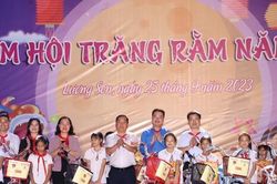 Bí thư T.Ư Đoàn Nguyễn Tường Lâm tặng quà Trung thu cho các em nhỏ ở Hòa Bình