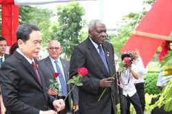 Chủ tịch Quốc hội Cuba dâng hoa và trồng cây lưu niệm tại Công viên Fidel