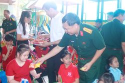 Quân khu 4 thăm tặng quà cho các cháu khuyết tật địa bàn tỉnh Nghệ An
