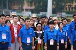 Các đại biểu thanh niên tiên tiến báo công dâng Bác