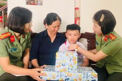 Ban Phụ nữ Công an nhân dân tặng quà Trung thu cho các con đỡ đầu