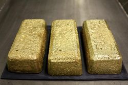 Vàng đuối sức vì đồng USD cao nhất 10 tháng, 'cá mập' SPDR Gold Trust vẫn bán ròng