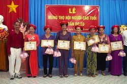 Mừng thọ người cao tuổi ở thị trấn Óc Eo