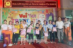 Tặng 107 suất quà cho con em cán bộ cơ quan và bệnh nhân nhi