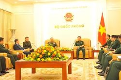 Đại tướng Phan Văn Giang tiếp Chủ nhiệm Tổng cục Chính trị Quân đội nhân dân Lào
