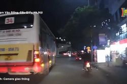 Xe buýt đánh lái chèn ép người đi đường