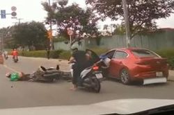 Clip tài xế mở cửa ôtô bất cẩn khiến nhiều người đi đường ngã nhào