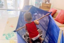 Nhiều người chóng mặt khi xem cậu bé này 'chèo thuyền trên không'