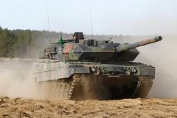 Khoảnh khắc Nga oanh tạc phá hủy 2 xe tăng Leopard ở Ukraine