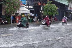 Áp thấp nhiệt đới vào đất liền, cả nước có mưa dông