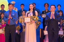 Hoa hậu Thùy Tiên nhận bằng khen tại lễ tuyên dương 'Thanh niên tiên tiến làm theo lời Bác'